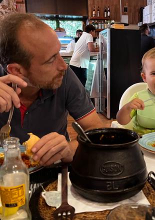 Pablo y su hijo en un restaurante